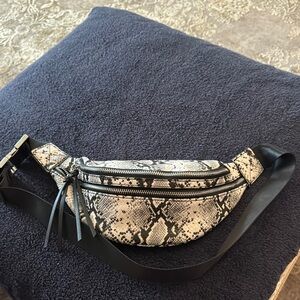 Chic Snakeskin Pattern Belt Bag